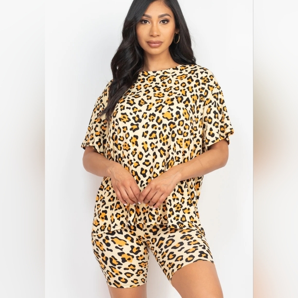 CAPELLAĀ USA Leopard Print Loose Fit Top & Biker Shorts Set - Picture 1 of 6
